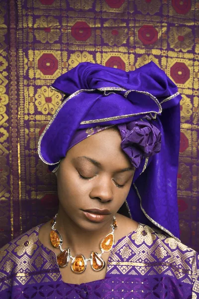 Joven mujer afroamericana en vestido africano tradicional con los ojos cerrados —  Fotos de Stock