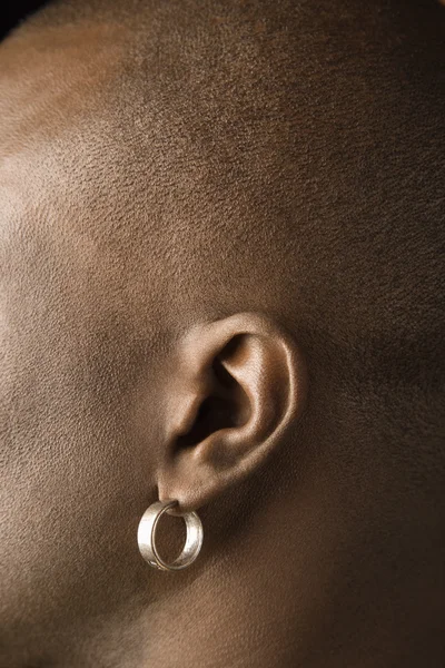 Männerohr mit Ohrring. — Stockfoto