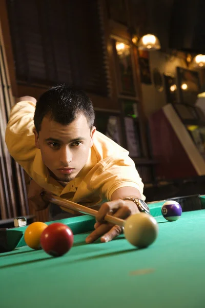 Bilardo oynayan adam. — Stok fotoğraf