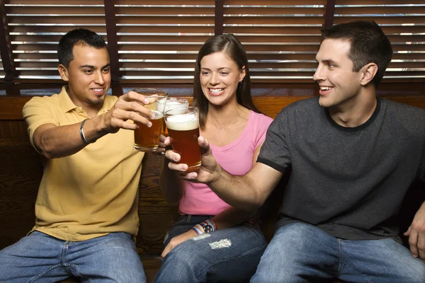 三个朋友举杯同啤酒 — 图库照片