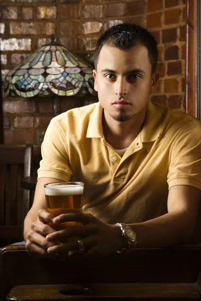 男子举行啤酒. — 图库照片