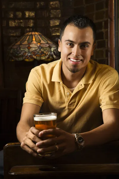Muž v baru s úsměvem. — Stock fotografie