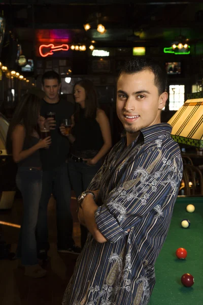 Hombre sonriendo en el bar . —  Fotos de Stock