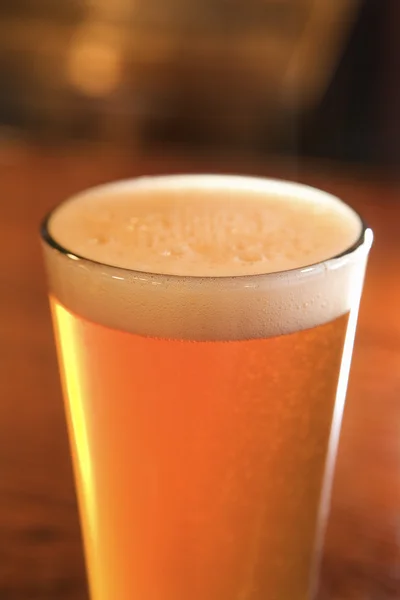 Copo de cerveja com espuma — Fotografia de Stock