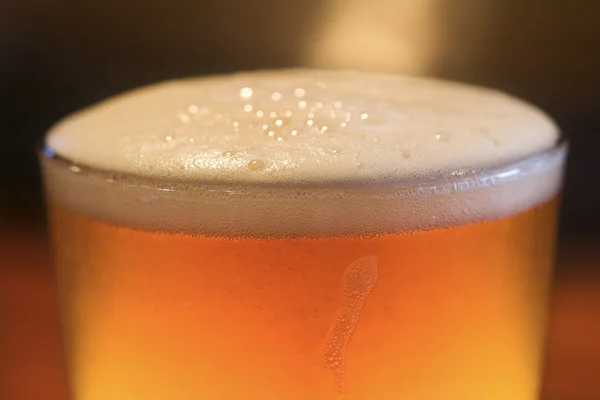 Espuma sobre vaso de cerveza —  Fotos de Stock
