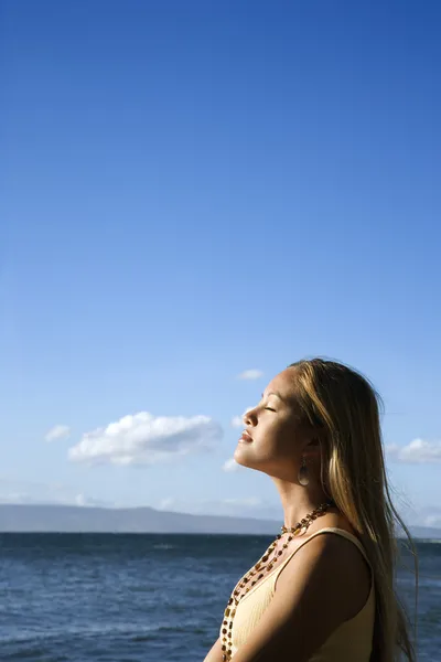 Женщина на пляже Мауи — стоковое фото
