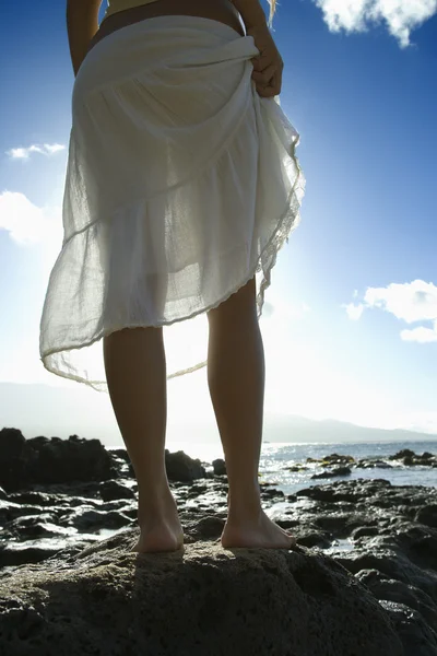 Женщина на пляже Мауи — стоковое фото