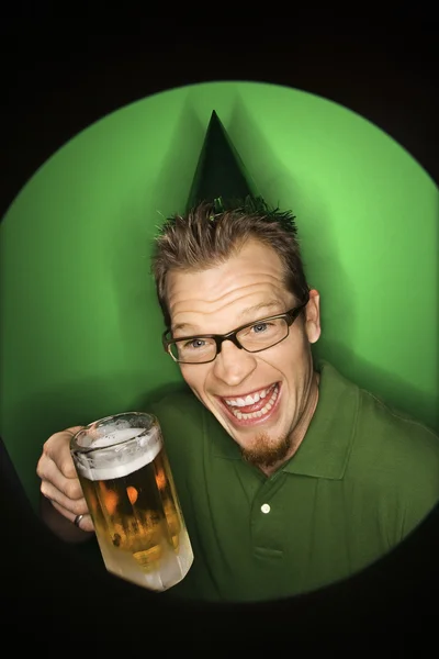 Hombre sosteniendo la cerveza . Imagen de archivo
