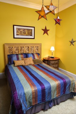 çizgili yatak örtüsü ve dekoratif yıldız ile yatak odası iç