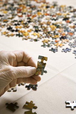 puzzle parçaları ile el.