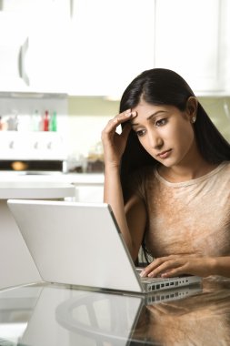 Dizüstü bilgisayar kullanan genç kadın