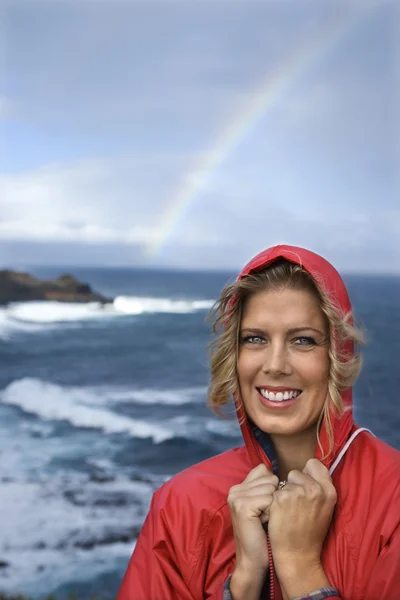 Vrouw die lacht door regenboog. — Stockfoto