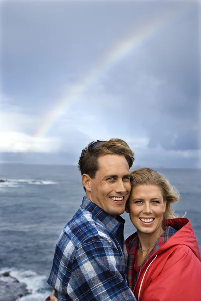 Casal sorrindo pelo arco-íris . — Fotografia de Stock