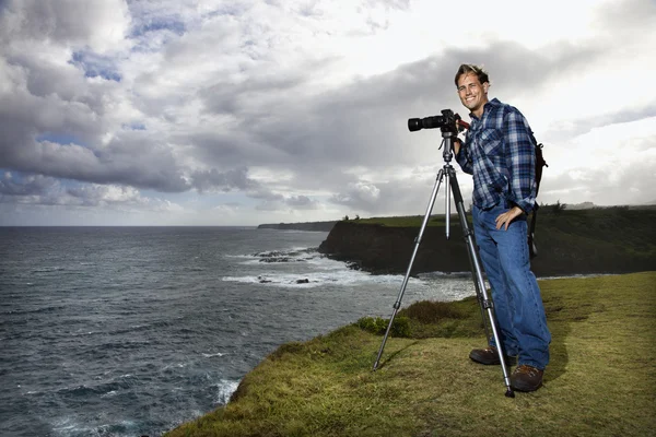 Człowiek fotografowania krajobrazów. — Zdjęcie stockowe