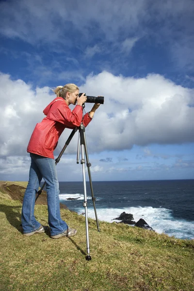 Kobieta fotografowania krajobrazów. — Zdjęcie stockowe