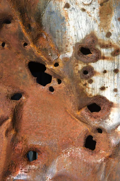 Metal oxidado con agujeros . —  Fotos de Stock