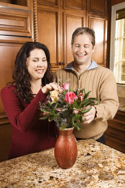 Couple arrangeant des fleurs . — Photo