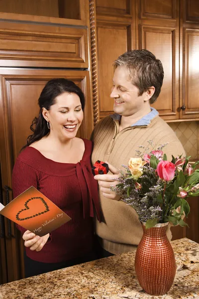 Mann schenkt Frau Geschenke. — Stockfoto
