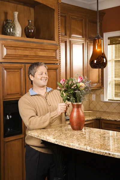 Homem organizando flores . — Fotografia de Stock