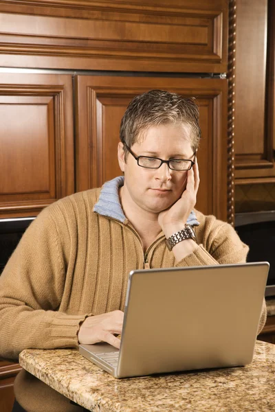 Άνθρωπος με φορητό υπολογιστή. — Φωτογραφία Αρχείου
