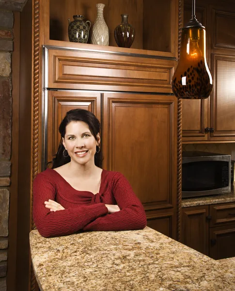 Kvinnan i köket. — Stockfoto