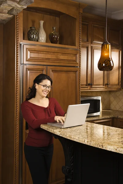 Nő a laptopon. — Stock Fotó