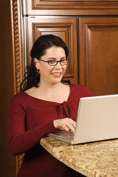 Kobieta pisze na laptopie. — Zdjęcie stockowe