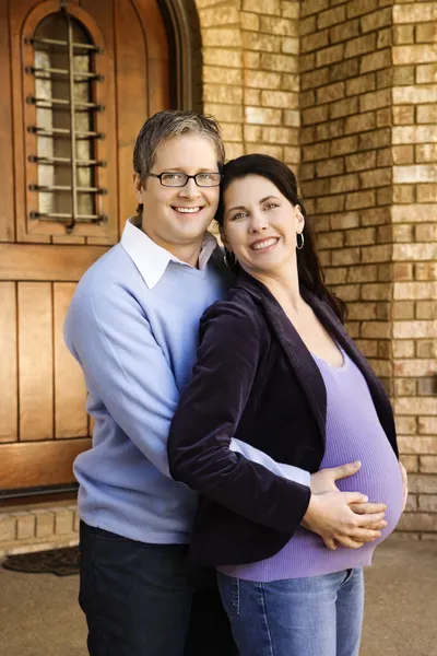 Paar verwachten baby. — Stockfoto