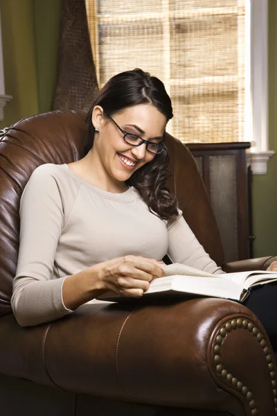 Frau liest und lächelt. — Stockfoto