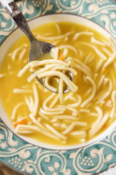 Zuppa di noodle di pollo . — Foto Stock
