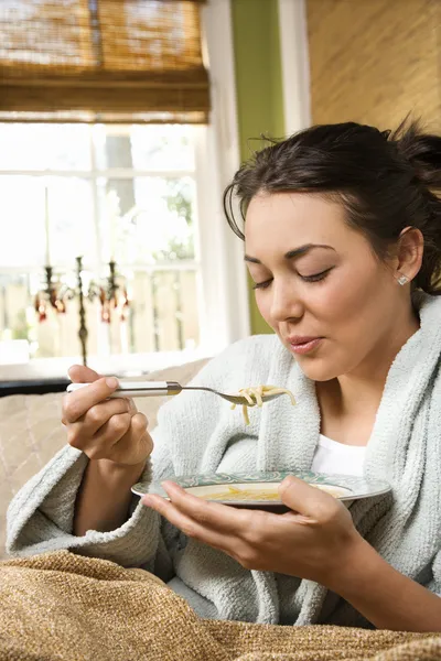 Mladá žena jí polévku — Stock fotografie