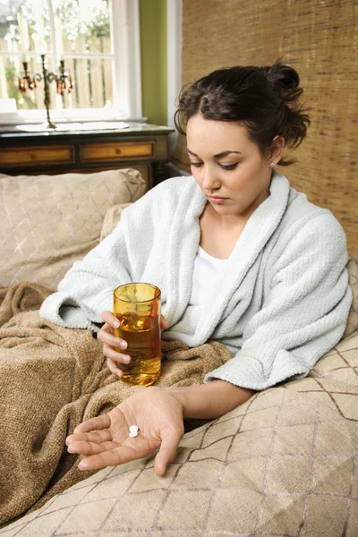 Jonge vrouw nemen medicatie — Stockfoto