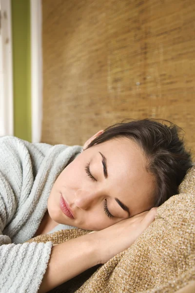 Kvinna i mantel sova. — Stockfoto