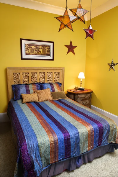 ストライプのベッドカバーと装飾的な星の寝室のインテリア — ストック写真