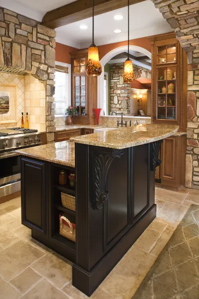Interior de la cocina con acentos de piedra en el hogar afluente —  Fotos de Stock