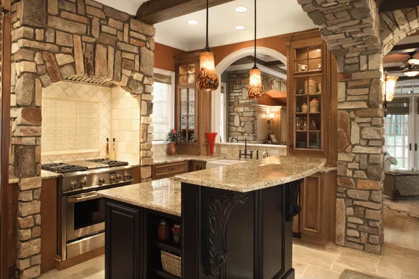 Interior de la cocina con acentos de piedra en el hogar afluente —  Fotos de Stock