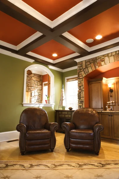 Sillas de cuero marrón en la sala de estar de lujo — Foto de Stock