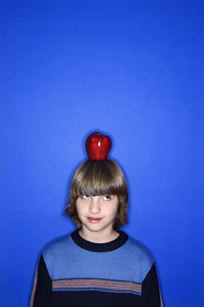 Chlapec s apple na hlavu. — Stock fotografie