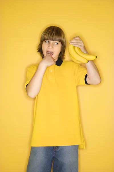 Junge hält Bananen in der Hand. — Stockfoto