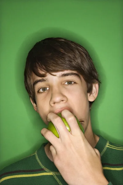 Chlapec kousání jablko. — Stock fotografie