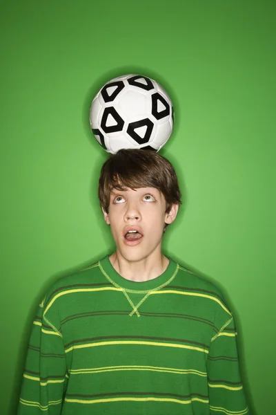 Junge balanciert Fußball. — Stockfoto