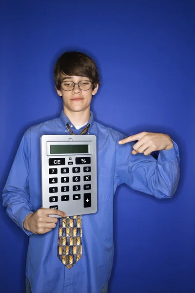 Chlapec hospodářství obrovská kalkulačka. — Stock fotografie