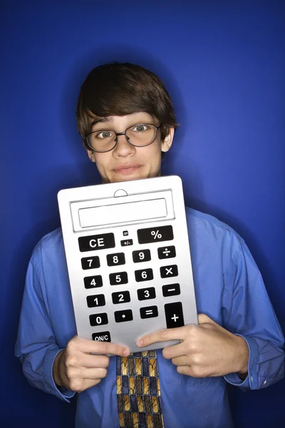 Fiú gazdaság túlméretezett kalkulátor. — Stock Fotó
