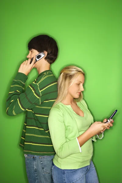 소년과 소녀 핸드폰에. — 스톡 사진