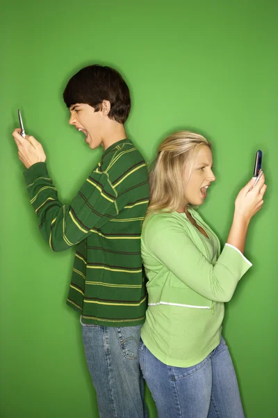 Мальчик и девочка на мобильных телефонах . — стоковое фото