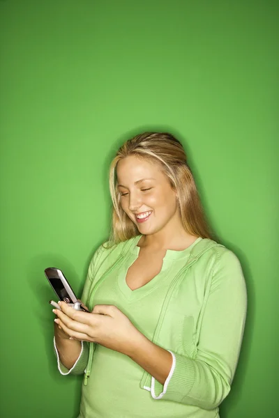 Κορίτσι που χρησιμοποιούν κινητό. — Φωτογραφία Αρχείου