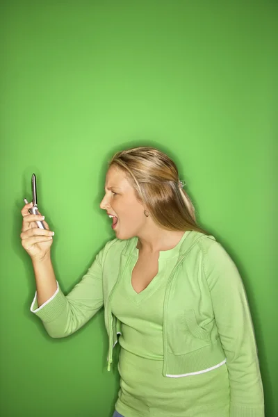 Lány keres felháborodásának ad hangot a mobiltelefon. — Stock Fotó