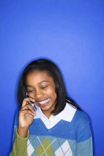 Lány beszél a mobiltelefon. — Stock Fotó