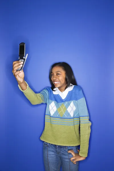 Meisje met cellphone. — Stockfoto