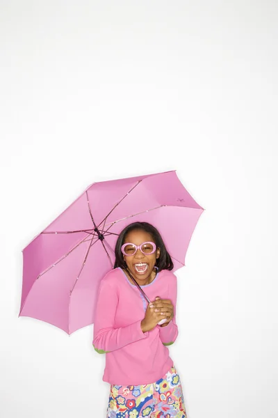 Χαριτωμένο κορίτσι εκμετάλλευση ομπρέλα. — Φωτογραφία Αρχείου